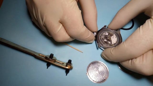 Как достать механизм из корпуса часов?