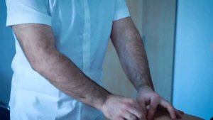 Правка поясничного отдела позвоночника и вправление поясничных позвонков остеопатией.