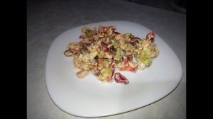 Салат с копченой курицей, фасолью и плавленым сыром.