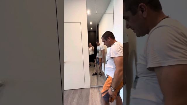 Обзор зеркальных распашных шкафов в прихожей. Подсветка внутри шкафов, удобные корзины для обуви. смотреть онлайн