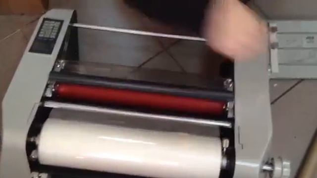 Как поменять пленку в рулонном ламинаторе 2 смотреть онлайн