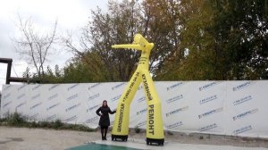 Надувные рекламные человечки шевелятся на ветру