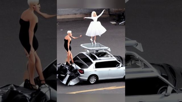 Леди Гага танцует на машине.