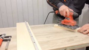 Направляющая для циркулярной пилы с упором для торцевания брусков и досок.