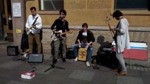 Играют на гитаре на улице!