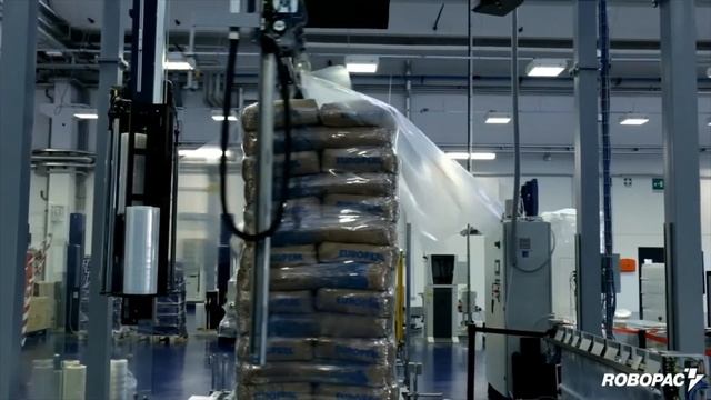 Обмотка паллеты с мешками стрейч-плёнкой. Паллетообмотчик Robopac с вращающейся рукой.