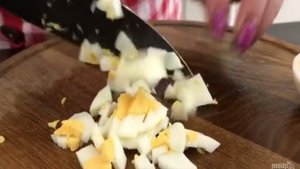 Простой салат с зеленым луком и огурцом