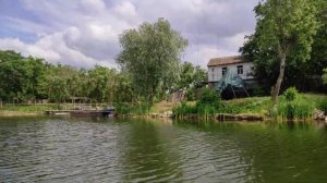 Швартовка к берегу моторной лодки в низовьях Днепра