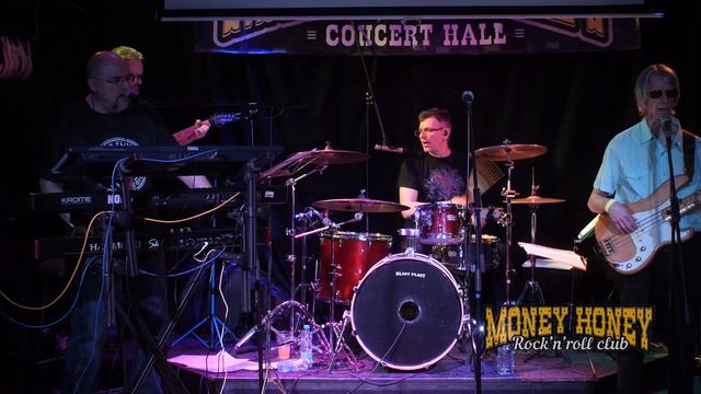 Друзья, гитара и вино. Группа ФинскийзалиФ