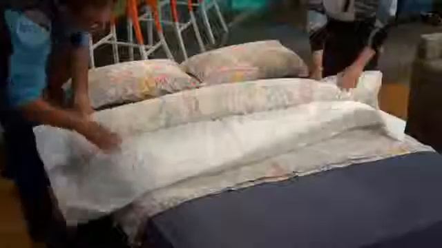 Как заправить одеяло в пододеяльник смотреть онлайн