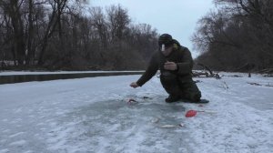 Зимняя рыбалка в январе на мормышку на реке.