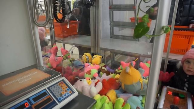 АВТОМАТ с игрушками ЧЕЛЛЕНДЖ . Достали много игрушек! Как достать игрушку?
