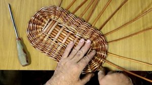 3) Установка основ стенок. Плетение грибной корзины из лозы, ивового прута