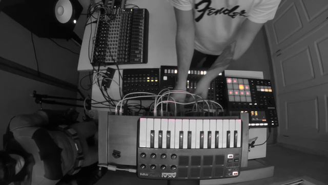 Play Insane Live Studio Techno Session [NI Maschine Mk3, Modular Synth, Roland Aira TR8S, Midi Mix] смотреть онлайн
