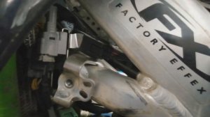 Замена свечи зажигания на кроссовом мотоцикле Kawasaki KX250F 2013 г.