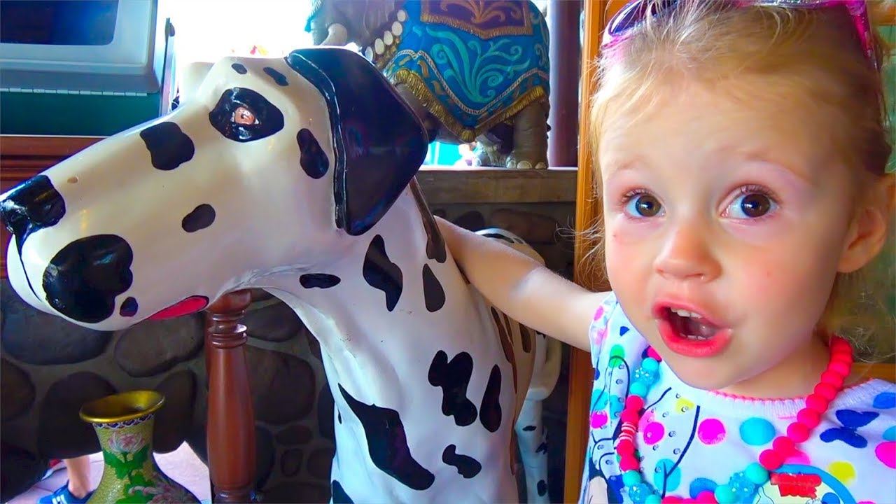 Настя в парке развлечений находит новых друзей