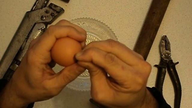 Как сделать маленькое круглое отверстие в скорлупе яйца.
