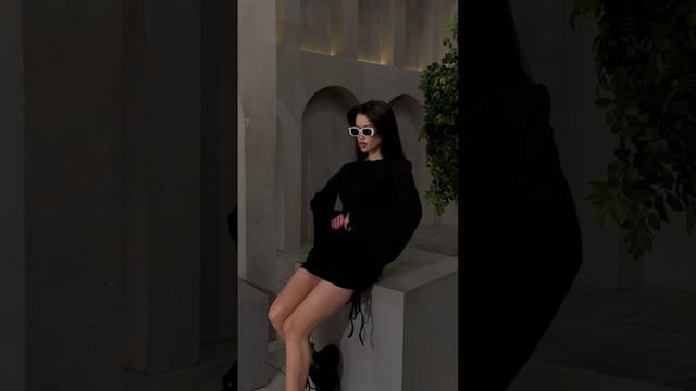 Чёрное платье лапша с расклешенными рукавами