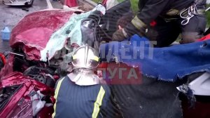 Момент, как еще живого водителя вырезают из автомобиля