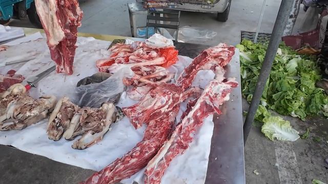 3点半起床也要去逛的滨河早市 排队一小时才能吃到的肉蛋堡 大排长龙的肉夹馍 被顾客包围的鲜花摊位 逛早市的人太多，老板们都在喊货物准备的太少 灿烂晨光照耀下的小小停车场成了临沂市区最热闹的地方#早市 смотреть онлайн