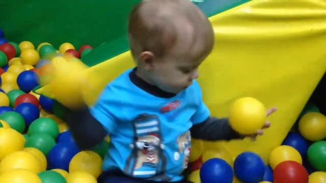 Марк и бассейн с шариками смотреть онлайн