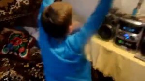 Boy is dancing Black Eye Peas Song / Maльчик танцует...