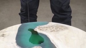 Круглый стол-река с эпоксидной смолой из капового тополя LOFT