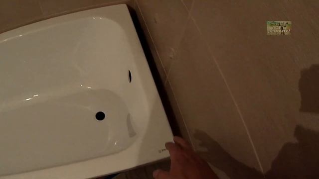 Установка ванны и монтаж полки между ванной и стеной.