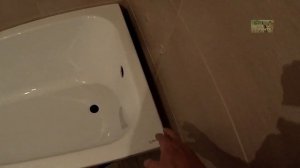 Установка ванны и монтаж полки между ванной и стеной.