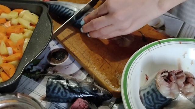 Скумбрия с овощами в духовке