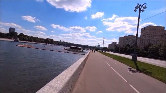 у метро "Парк культуры" (кольцевая)