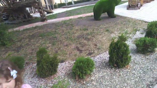 Вика хотела ткнуть кролику в глаз, ей не дали и она расстроилась, а потом пошли фоткатся смотреть онлайн