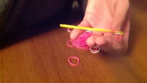 Как плести очень красивые браслеты из резинок!!(1 часть)