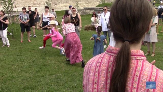 Фольклорный праздник "На Святую Троицу". Праздничные развлечения.