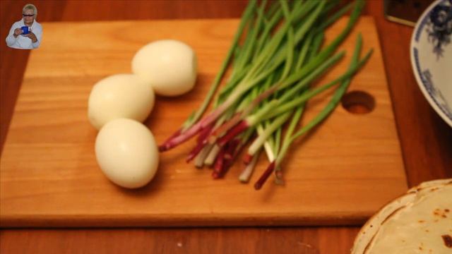 Блины фаршированные зелёным луком и яйцом.