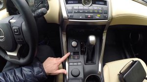 Лексус НХ200т/Lexus NX200t Обзор мультимедии и функций автомобиля на месте водителя.