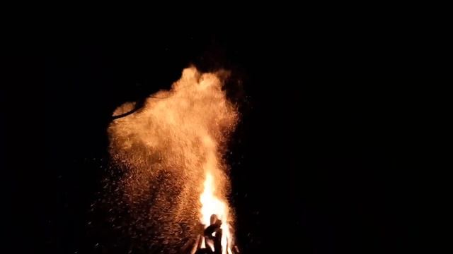 Газовый баллон закинули в костер смотреть онлайн