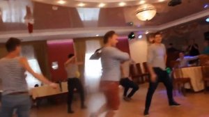 Как родная меня мать провожала-Великолепный танец ребят на свадьбе 2014