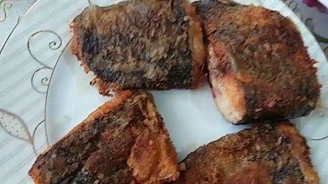 Четверг рыбный день!Сом и ставридка жареная с картошкой в мундире и с помидорами на веточке! смотреть онлайн