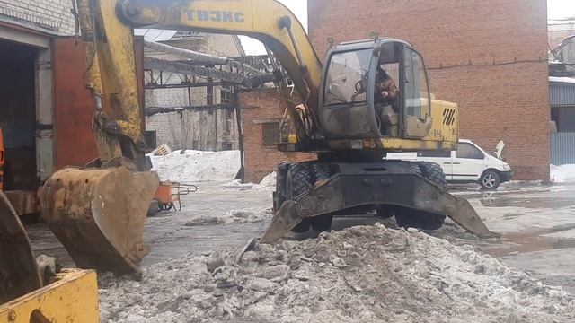 ДОЛБИМ ЛЁД ТВЕКСОМ/ЧИСТИМ BOB CAT S175//НАЧАЛО ДНЯ @Channel62. смотреть онлайн