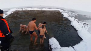 Маргарита купается в проруби