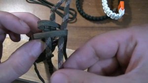плетение из паракорда темляк