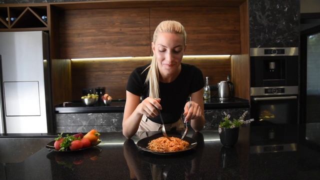 Итальянская паста с соусом Pasteroni смотреть онлайн