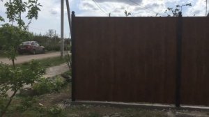 Забор из профнастила. Столбы наружу.