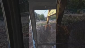 Копка котлована гусеничным экскаватором и планировка в нём экскаватором погрузчиком JCB