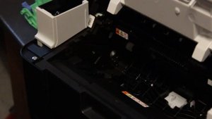 Сброс счетчика МФУ Brother 1512 методом зажатия датчика.