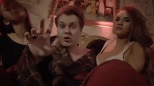 БЭНГ БЭНГ БЭНГ БЭНГ БАТЯ В ЗДАНИИ