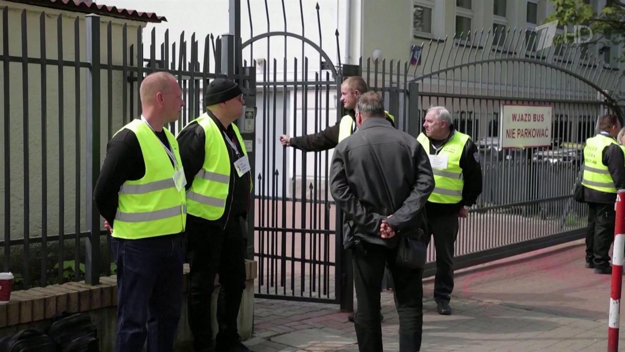 Польские власти отбирают у российского посольства здание школы