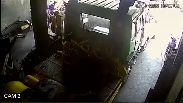 Колесо от грузовика, взорвалось в автосервисе