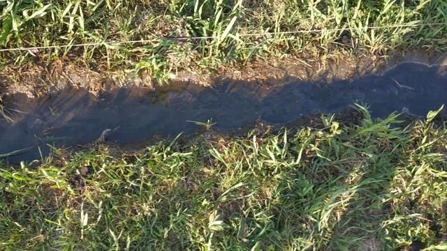 Вода землю точит. Копаем водой небольшую траншею. смотреть онлайн